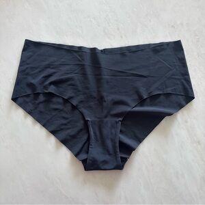 Women’s black size small NWOT Set of 2 Under Armour
Seamless Bikini